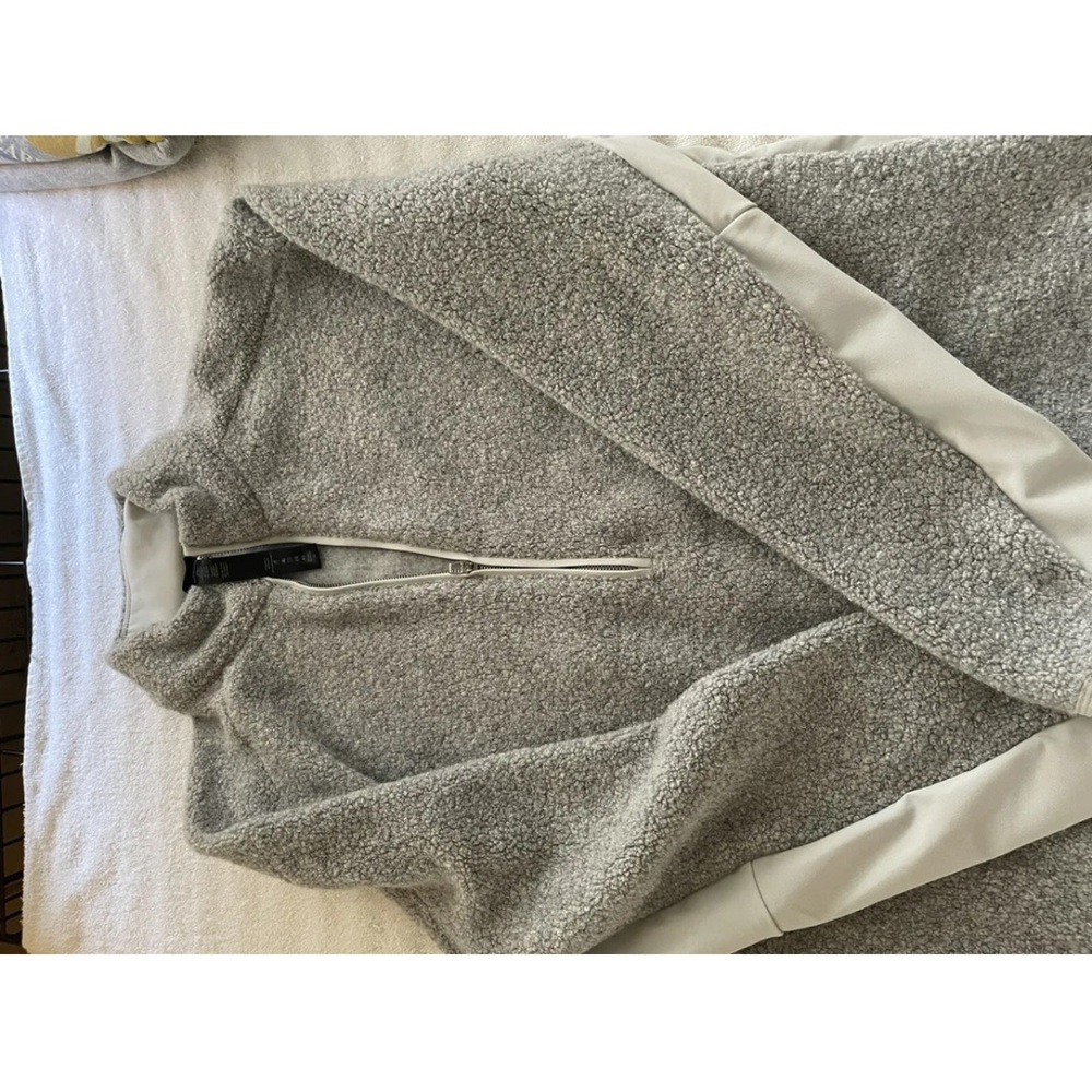 Mens Lululemon Tundra Tek Half Zip jacket. Size XXL. Color: Heather grey